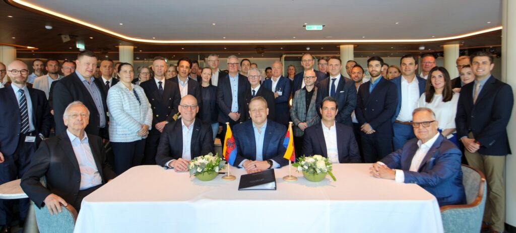 Les dirigeants du Royal Caribbean Group et du chantier naval Meyer Werft - Silversea - Silver Ray