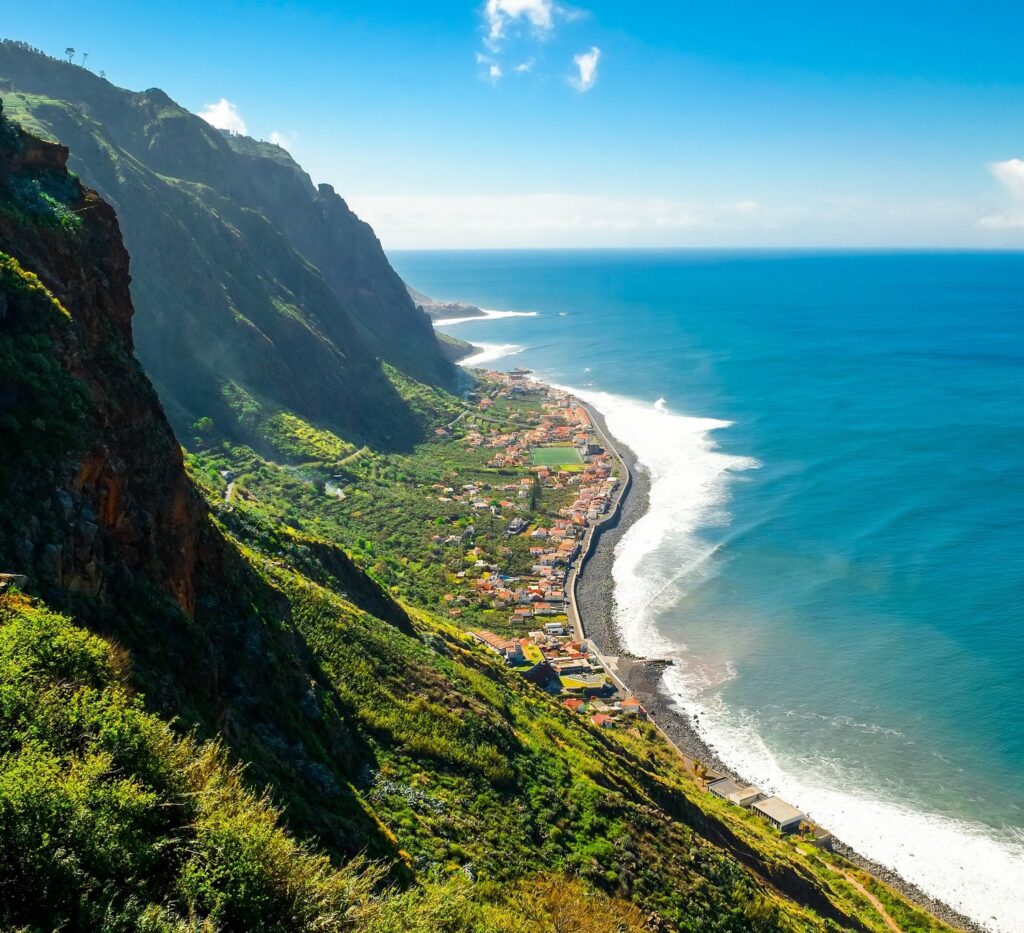 Rejoignez Mike Horn pour une aventure exclusive dans les îles Canaries avec Explora Journeys.
Départ de Barcelone le 10 novembre 2024.